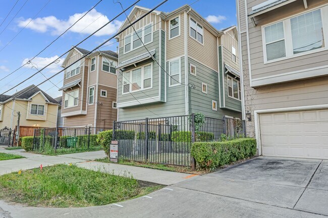 Building Photo - 2511 Sherwin St