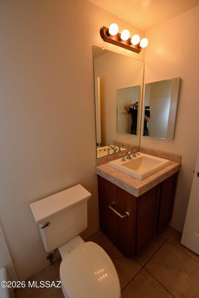 Building Photo - 334 E Cedarvale Rd