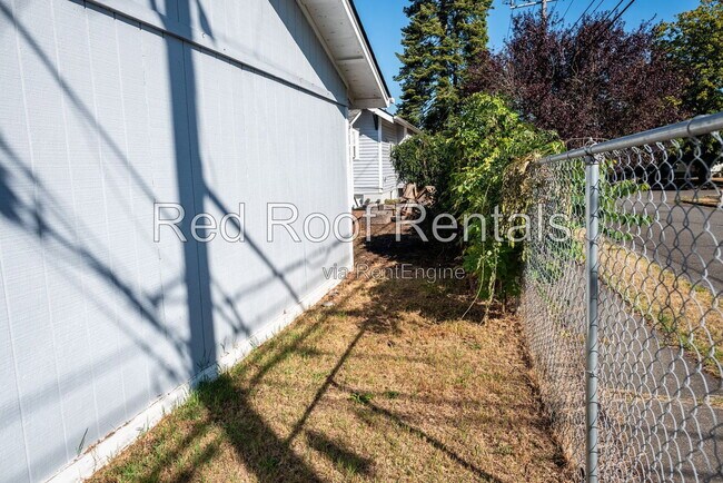 Building Photo - 702 S 51st St