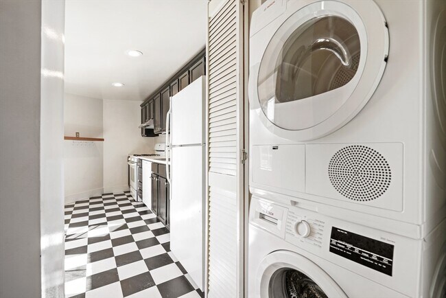 Building Photo - 28 Chestnut St