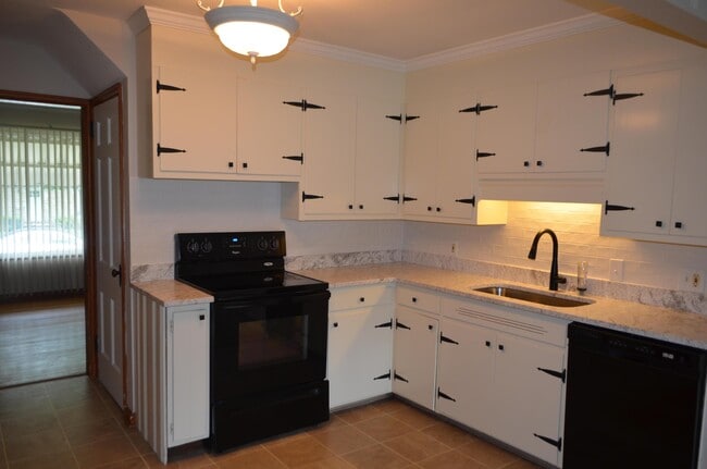 Building Photo - 582 Loveman Ave