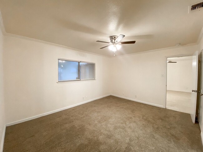Building Photo - LOVELY ONE STORY 3/2 LOCATED NEAR UTSA!