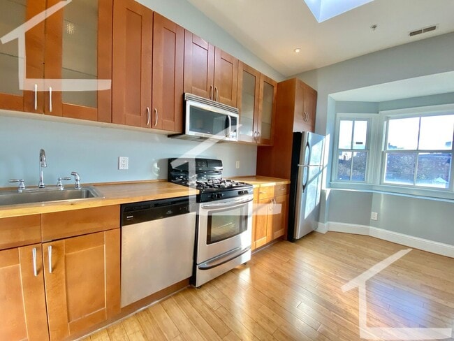 Building Photo - TOP FLOOR 2 BED 2 FLOORS + Private Rooftop Deck!!! Available 9/1/26