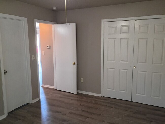 Building Photo - 901-903 Meadowlark Circle