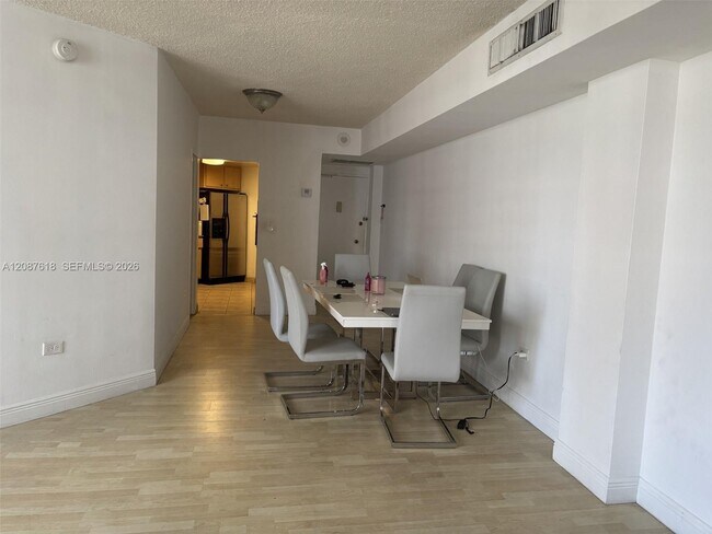 Building Photo - 801 Brickell Bay Dr