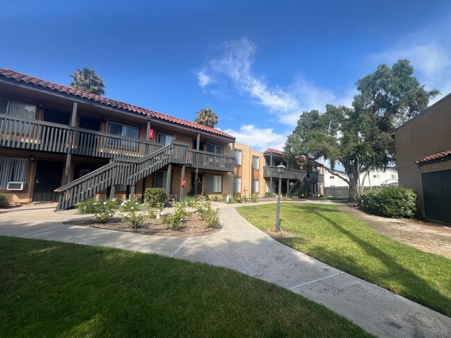 Building Photo - UPSTAIRS 1 BED 1 BATH w/ ONSITE LAUNDRY As...