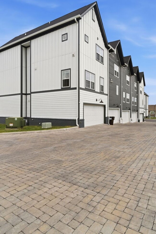 Building Photo - Modern Townhome in Madison