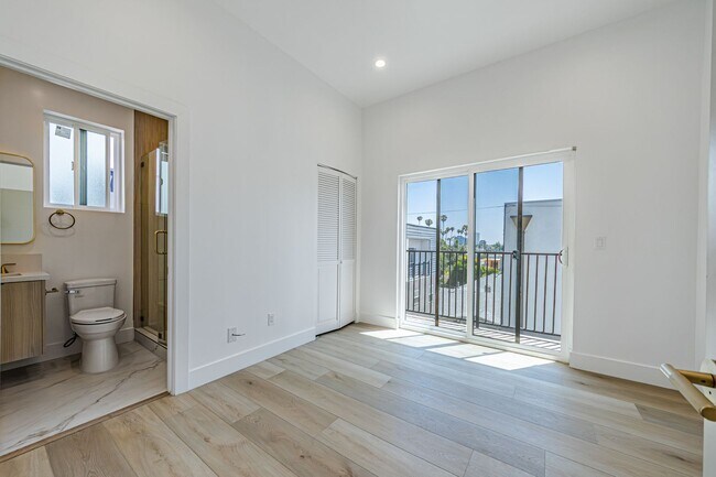 Building Photo - 242 1/2 N Dillon St