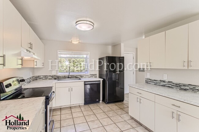 Building Photo - Step Inside the Home You’ve Been Waiting For! NEW SUPER PRICE at $2,095!!!