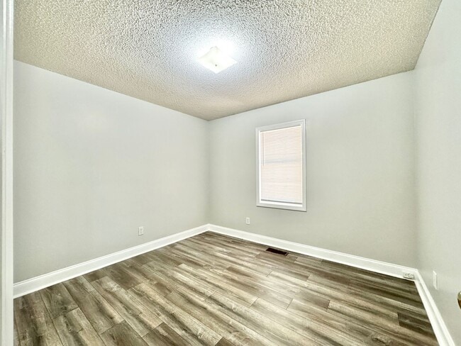 Building Photo - 3 BR Unit Near Shoppes on Elm