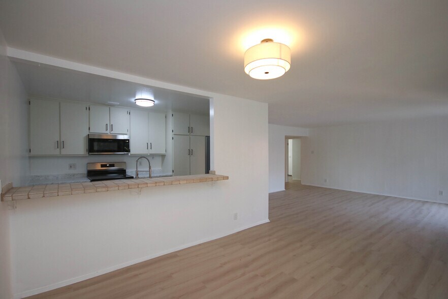 Building Photo - 1127 E Del Mar Blvd