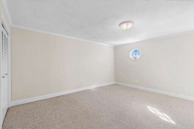 Building Photo - 8 Captain Cook Ln