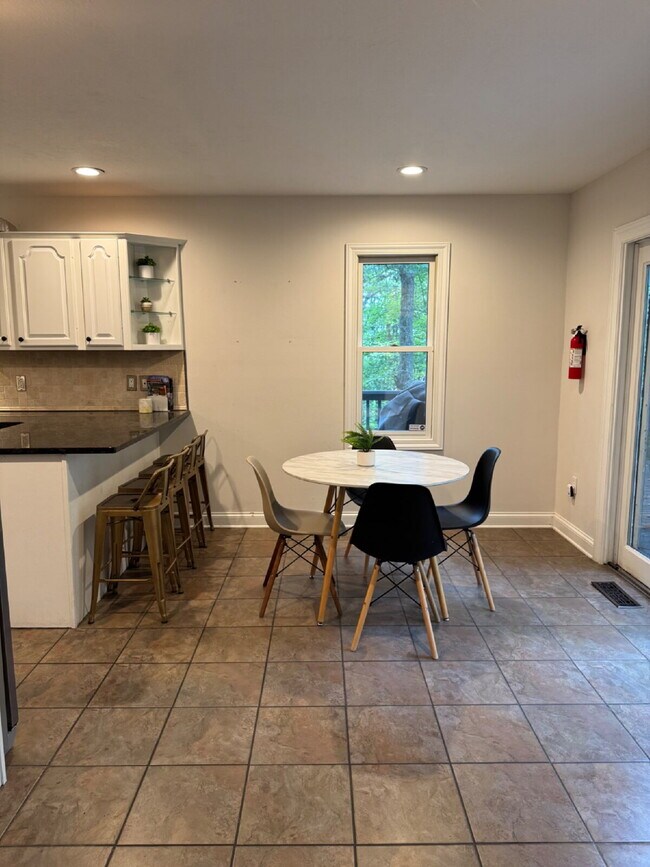 Building Photo - Fairview home 5 bedroom 3 1/2 bathroom home