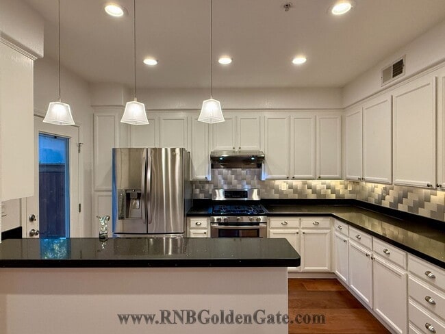 Building Photo - Gorgeous 3 bedroom, 2 and a half bathroom townhome in Hamilton Field for rent!