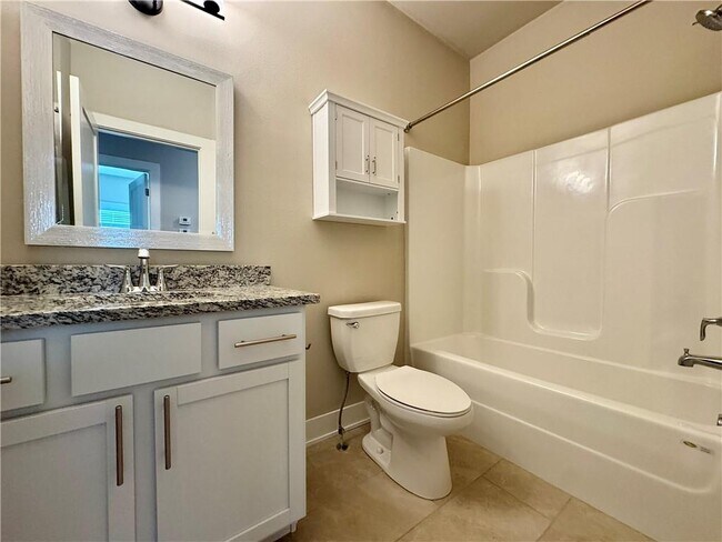 Building Photo - 814 NE Hts Ln