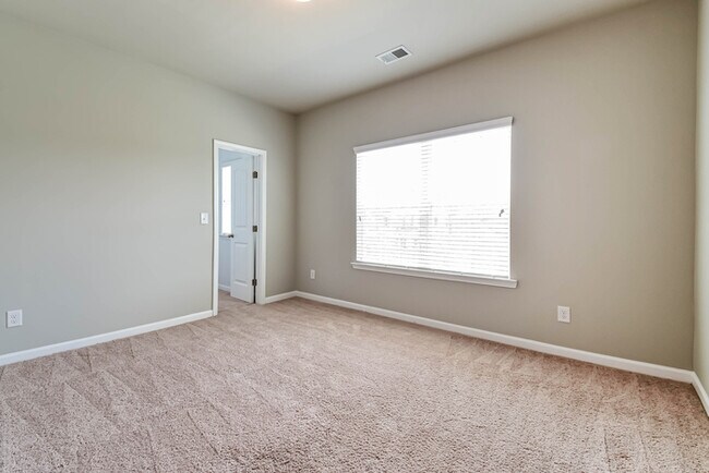 Building Photo - Spacious 4-Bedroom Fairburn Home