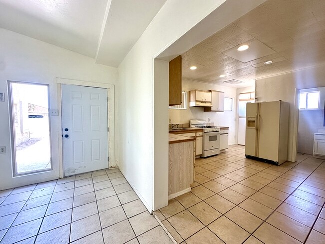 Building Photo - Gigantic Yard 2 Bedroom with Washer/Dryer,...