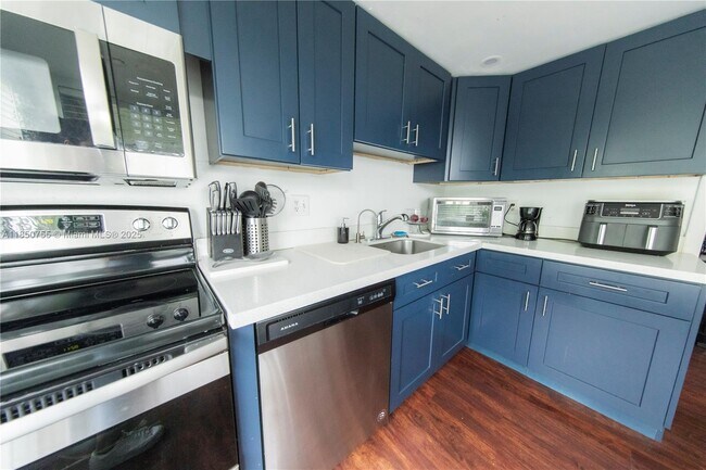 Building Photo - 4166 Inverrary Dr