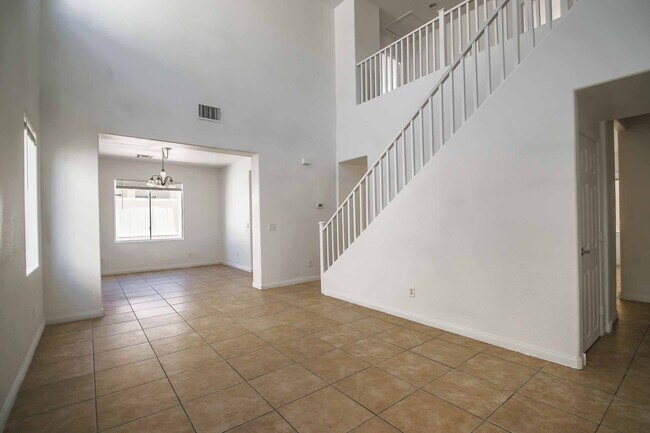 Building Photo - Cute 5 Bedroom Home with a 3 Car Garage!