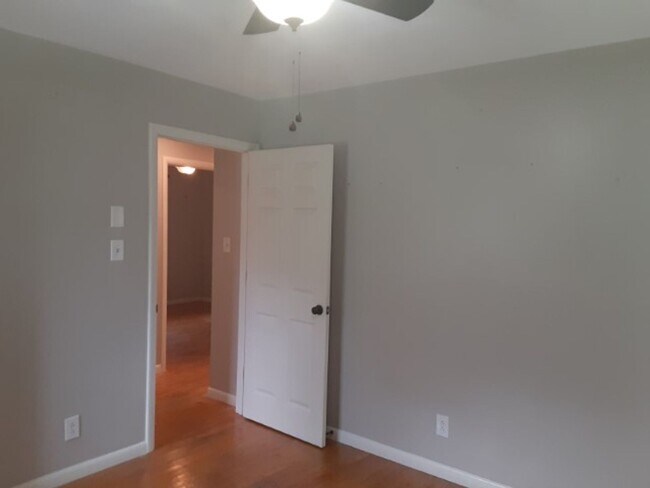 Building Photo - Hard to Find Rancher in Oak Ridge with 2 car garage