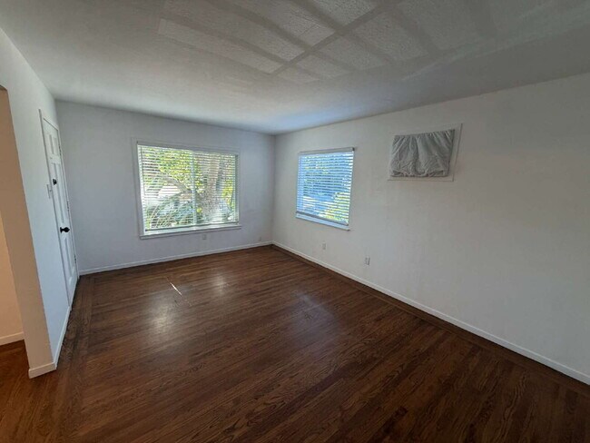 Building Photo - Charming 3-Bedroom Martinez Home with Cozy Fireplace & Spacious Living!