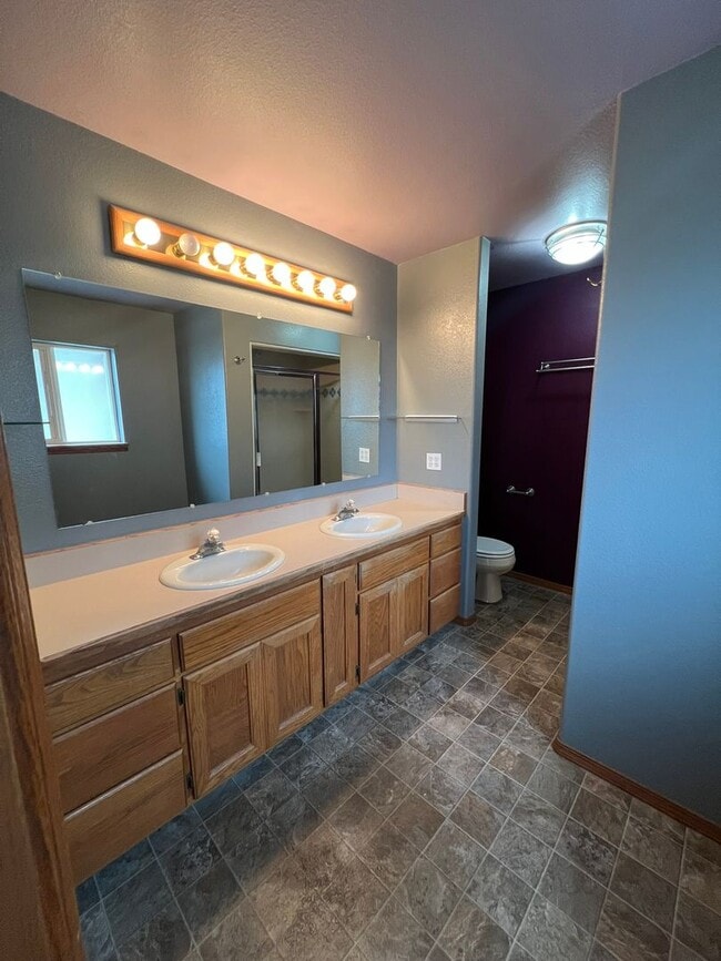 Building Photo - Newly Painted 3 Bedroom, 2 Bathroom Home