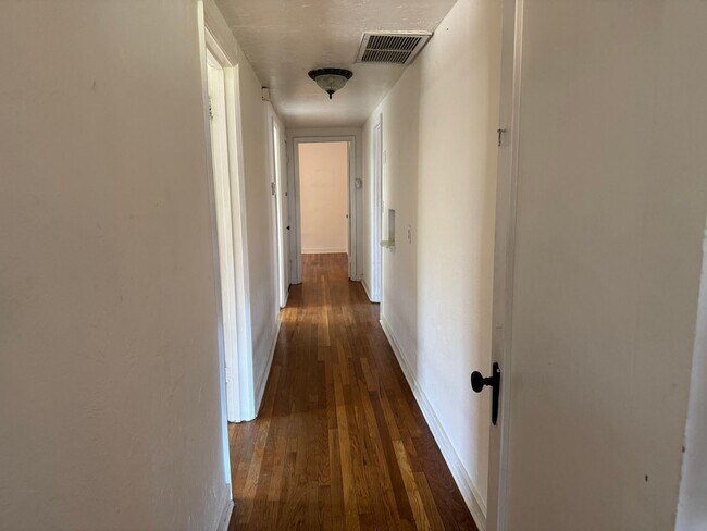 Building Photo - COMING SOON! Charming Mid-Town 3 Bedroom 2 Bath Main House!