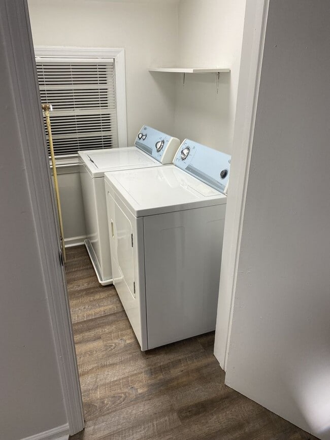 Building Photo - ! This charming one-bedroom oasis is now available, and it comes with a fantastic 2-year lease. D...