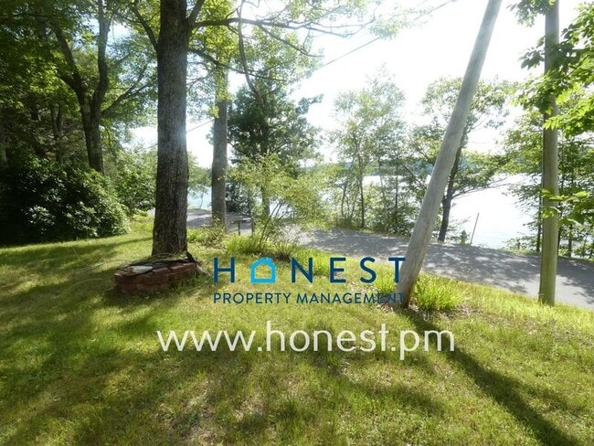 Building Photo - 523 Memorial Dr