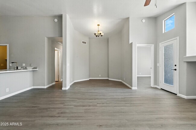 Building Photo - 1424 E Binner Dr