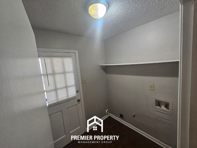 Building Photo - 3373 S Mendenhall Rd