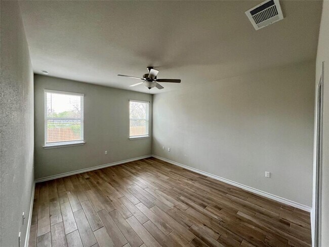 Building Photo - 11908 Saddle Rock Dr