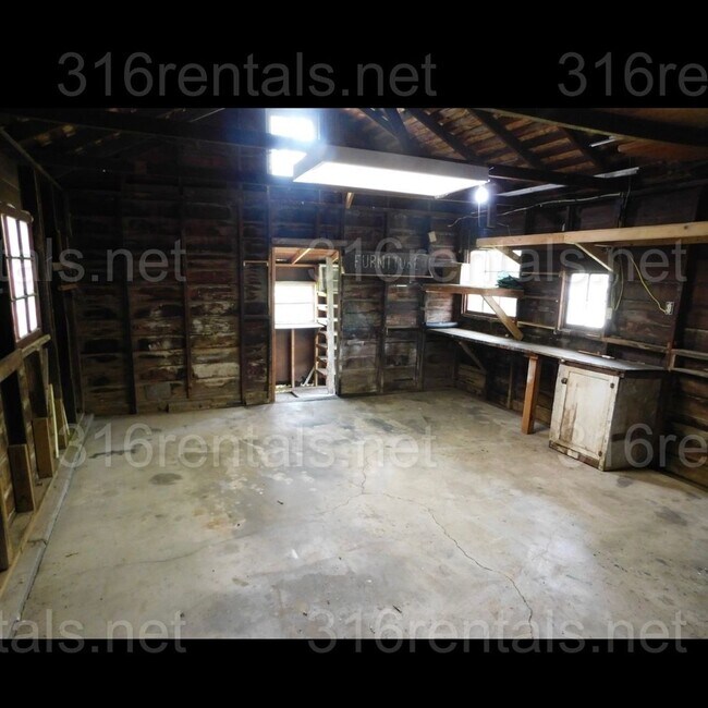 Building Photo - Cozy 2 bedroom home on corner lot!