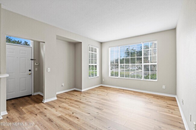 Building Photo - 13700 Richmond Park Dr N
