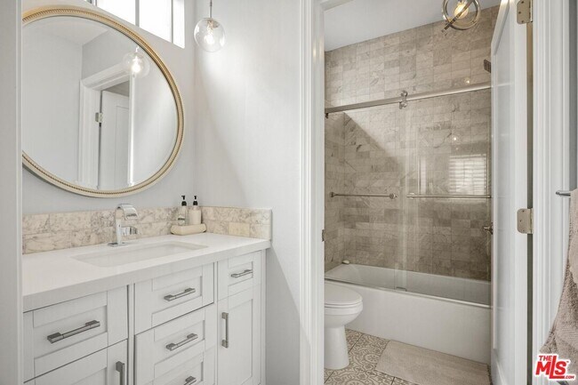 Building Photo - 860 S Lucerne Blvd