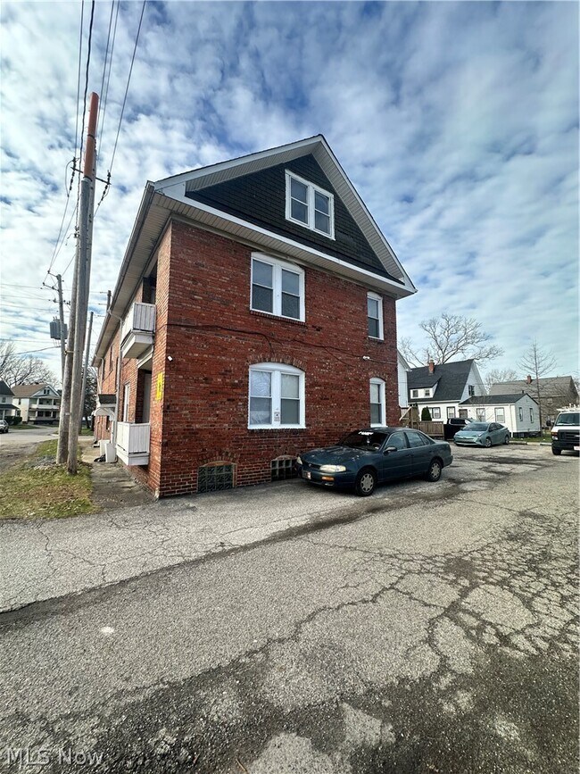 Building Photo - 837 Wayside Rd