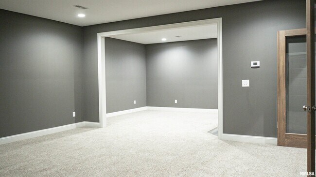 Building Photo - 285 Madison Dr