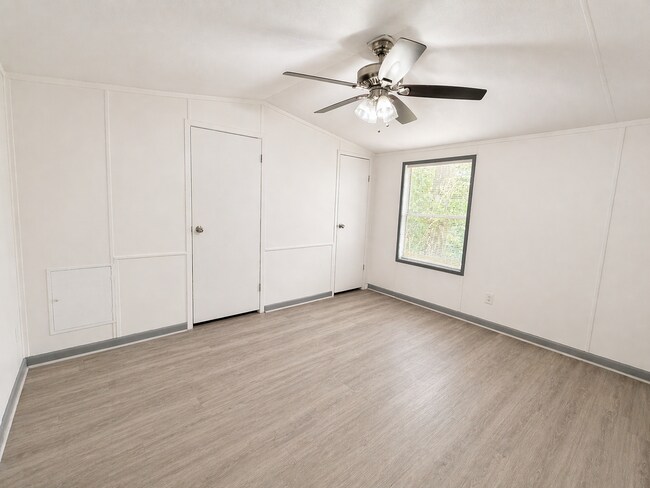 Building Photo - Freshly Updated Single-Wide in Quiet Community!