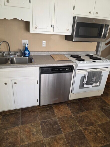 Building Photo - 105 Castle Manor Ct