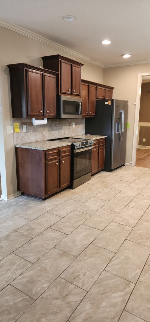 Building Photo - LOVELY TWO STORY W/ 5 BEDS, 3 FULL BATHS. ...