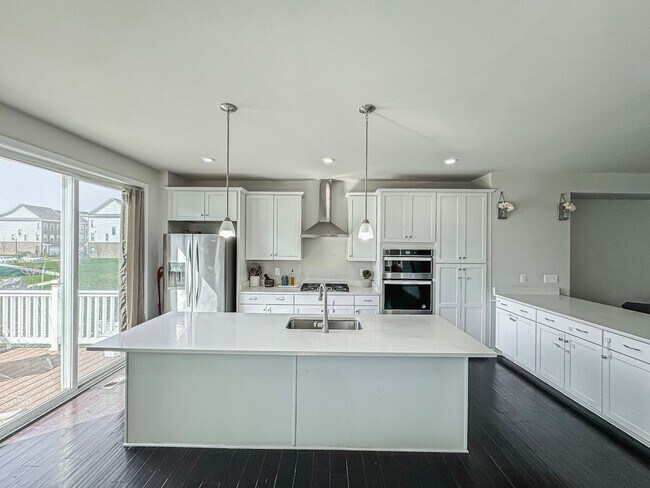 Building Photo - Stunning and Spacious 4 Bed 3.5 Bath End Unit Townhome In Highly Desired Goose Creek Club