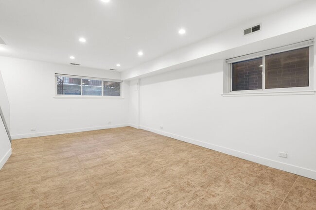 Building Photo - 1618 W Pierce Ave