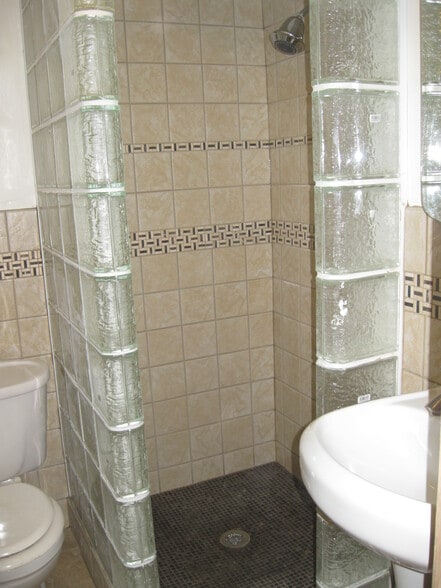 Building Photo - 2701 Delaware St SE