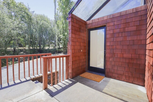 Building Photo - 071-02