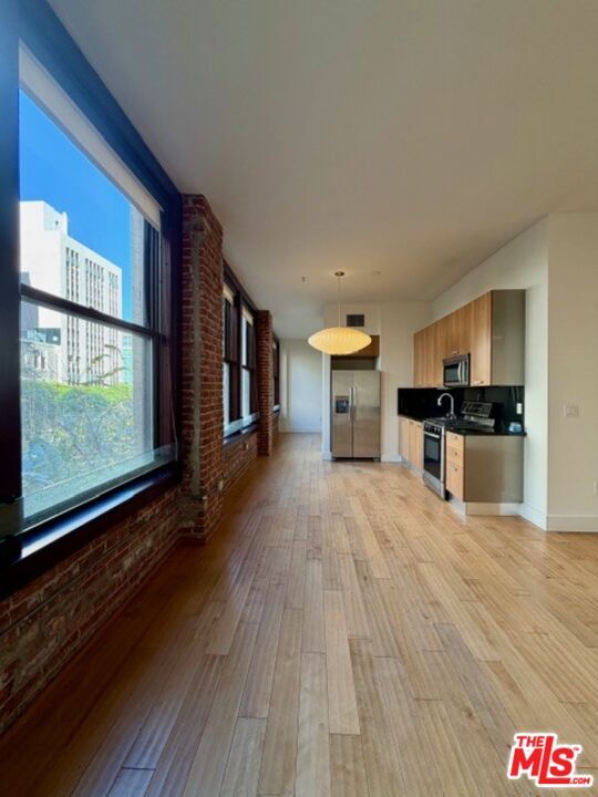 Building Photo - 460 S Spring St