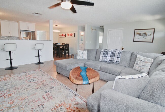 Building Photo - 3 Bed, 2 Bath Furnished Home With Screened...