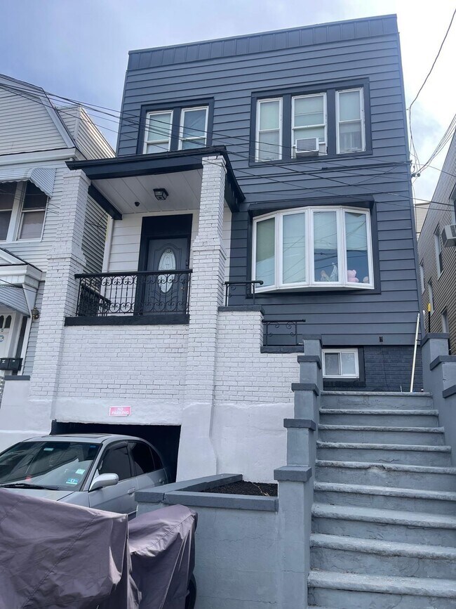 Building Photo - 162 Nelson Ave