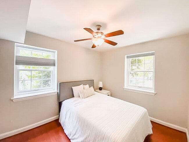 Building Photo - Tastefully Renovated 2 Bedroom 1 Bathroom ...