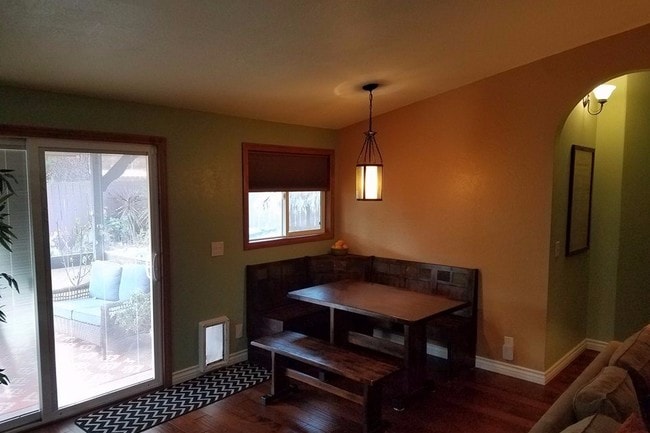 Dining area / dog door - 27711 Jade Ct