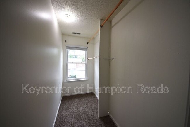 Building Photo - 192 S Hall Way